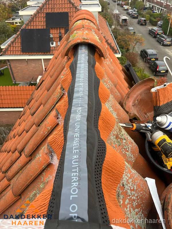 Dakdekker vervangt nokvorst met ruiterrol op pannendak in Haaren Dakdekker vervangt nokvorst met ruiterrol op pannendak in Haaren
