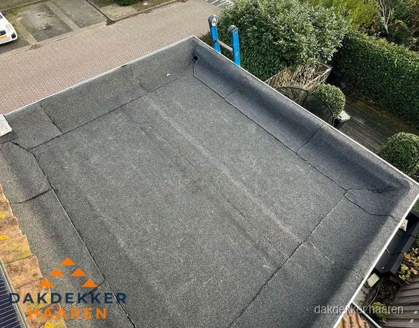 Gerenoveerd plat dak met nieuwe bitumen dakbedekking in Haaren Gerenoveerd plat dak met nieuwe bitumen dakbedekking in Haaren
