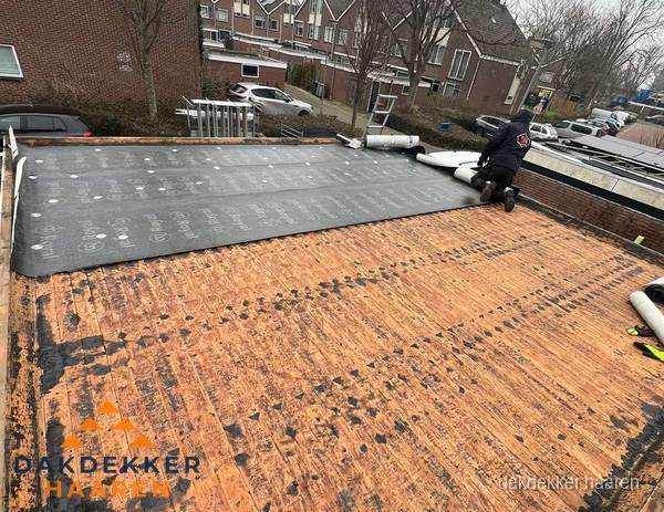 Dakdekker legt onderlaag op plat dak met houten constructie in Haaren Dakdekker legt onderlaag op plat dak met houten constructie in Haaren