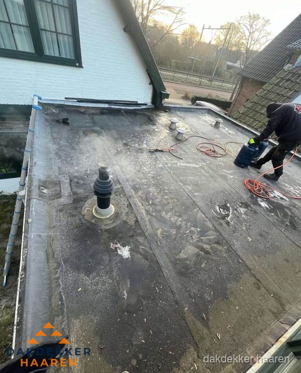 Dakdekker verhelpt daklekkage op plat dak in Haaren Dakdekker verhelpt daklekkage op plat dak in Haaren