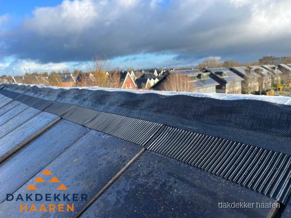 Dakisolatie bij de nok met ventilatieprofiel op schuin dak in Haaren Dakisolatie bij de nok met ventilatieprofiel op schuin dak in Haaren