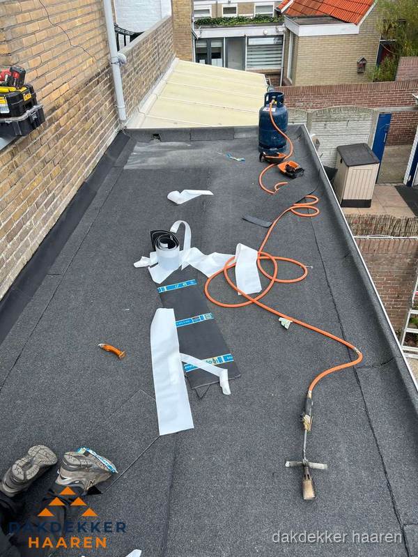 Dakdekkers bezig met bitumen dakbedekking in Haaren Dakdekkers bezig met bitumen dakbedekking in Haaren