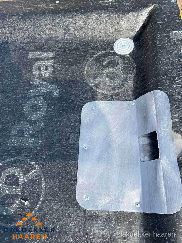 Dakgoot aansluiting op bitumen dak in Haaren Dakgoot aansluiting op bitumen dak in Haaren